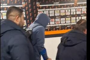 希望無(wú)礙，杜埃賽后拄拐離場(chǎng)，此前報(bào)道稱可能面臨長(zhǎng)期傷缺