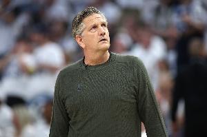 芬奇攬責(zé)最后一防布置：應(yīng)該全換防而非人盯人 這讓小里太過(guò)輕松