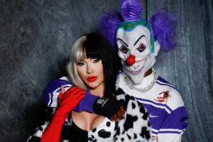 認不出來了！維尼修斯與女友出萬圣節(jié)COS，打扮成小丑和庫伊拉