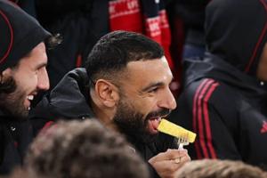 不用上班！對陣水晶宮比賽中，輪休的薩拉赫被拍到在場邊吃菠蘿