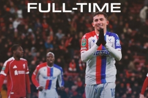 水晶宮今年各項(xiàng)賽事共計(jì)4次對陣?yán)锲志粩?，取?勝2平