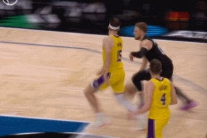 這一下沒(méi)必要！迪文岑佐快攻推開(kāi)里夫斯 被吹進(jìn)攻犯規(guī)