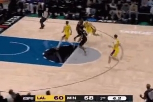 這身體協(xié)調(diào)能力！里夫斯高速反擊頂開(kāi)康利 騎馬射箭準(zhǔn)壓哨中投！