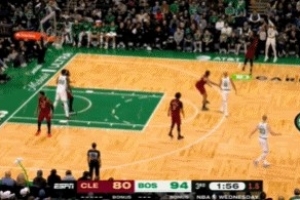 這也能行！安芬尼-西蒙斯被逼搶扔出超遠(yuǎn)壓哨三分命中