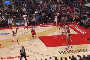 火記：申京的傳球?qū)ο笫俏磥砻颂肒D 這是與上賽季的最大不同