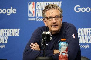 芬奇為絕殺回合攬責(zé)：我應(yīng)該安排無(wú)限換防 而不是區(qū)域聯(lián)防的