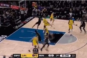 全民皆兵！拉拉維亞斷球 里夫斯反擊助飛克內(nèi)克特空接暴扣！