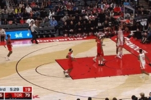 剛?cè)岵?jì)！申京跟進(jìn)墊步起飛 左臂舒展戰(zhàn)斧劈扣！