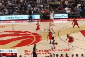 還是你！伊森三節(jié)結(jié)束再中超遠(yuǎn)準(zhǔn)壓哨三分！首節(jié)命中過壓哨三分