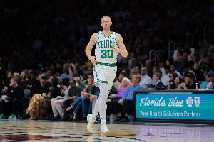 太準(zhǔn)了！豪澤替補(bǔ)7記三分貢獻(xiàn)21分 首節(jié)四連中獨(dú)得15分