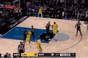 得把握住這種機會！八村塁連續(xù)出手三分 最終命中！