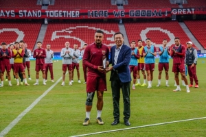 今天的官方訓練開始前，上海海港為萊昂納多和李帥舉行頒獎儀式