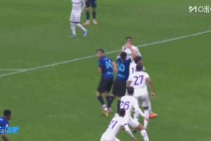 可惜！鄧弗里斯禁區(qū)內機會被封堵，后續(xù)佛羅倫薩解圍險些自擺烏龍