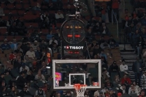 早干嘛去了！猛龍主場比賽開打 計時器還沒調(diào)試好...