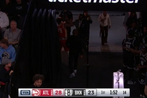 希望沒(méi)事??！特雷-楊膝蓋被隊(duì)友壓到 隨后返回更衣室