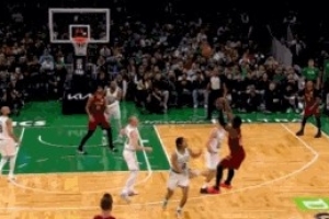 手感火熱！米切爾晃飛兩人命中高難度壓哨三分