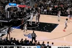 不開眼啊！哈克斯殺到籃下轉(zhuǎn)身拋投 被文班隔人大帽扇飛