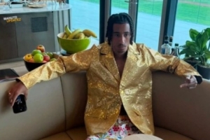 輸?shù)恼J(rèn)罰！曼聯(lián)后衛(wèi)約羅訓(xùn)練中輸?shù)魴M梁挑戰(zhàn)，被迫穿“奇裝異服”