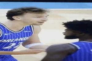 裁判在跟前?。⌒⊥弑淮祷貓霈F(xiàn)白人問號臉 明顯沒踩線&最多吹走步