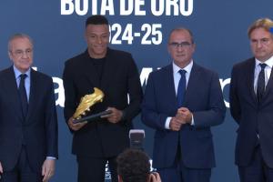 生涯首次獲獎！姆巴佩領(lǐng)取24-25賽季歐洲金靴，皇馬全隊到場支持