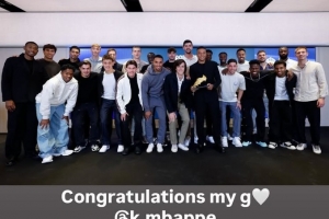 姆巴佩領(lǐng)取歐洲金靴獎(jiǎng)！貝林厄姆社媒曬全隊(duì)合影：祝賀我的兄弟