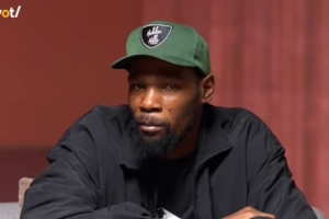 開過小號噴網(wǎng)友嗎？KD：開過！為啥？KD：不想讓人發(fā)現(xiàn)