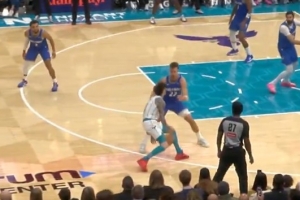 觀賞性拉滿！三球面對小瓦格納 花里胡哨控運(yùn)突破打板壓哨拋投！