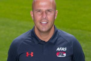 ??2019年41歲斯洛特初執(zhí)教鞭，在荷蘭5年從未遭遇3次及以上連敗