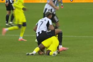 喬林頓對(duì)庫(kù)杜斯的犯規(guī)??直接騎上去了……