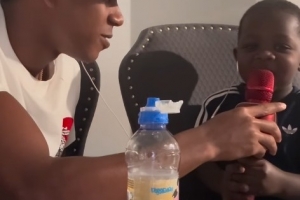 體驗唱K的感覺！亞馬爾社媒曬和年幼弟弟互動視頻