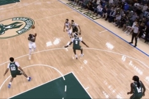 血虧！庫(kù)里傳球擊中追夢(mèng)彈回后自己投進(jìn)但無效 后者返回更衣室