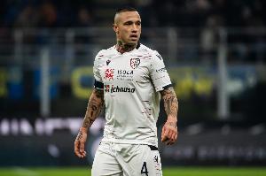 踢球的使命！納因戈蘭：父親避債離家出走，母親獨(dú)自撫養(yǎng)5個孩子