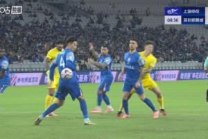 險！蔣圣龍禁區(qū)內(nèi)停球不慎打到自己手臂，裁判認(rèn)定反彈球不判點