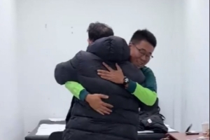 老友相見！亞泰主帥蘇亞雷斯與國(guó)安隊(duì)工作人員熱情擁抱