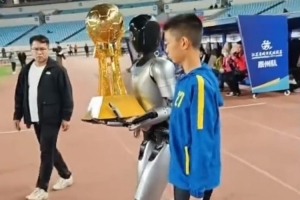 蘇超決賽彩排進行：世界杯同款飛貓系統(tǒng)亮相，機器人送冠軍獎杯