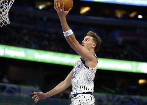 上半場猛！小瓦格納16投8中&三分6中3得到21分5板3助 上半場18分