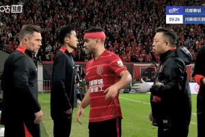 比賽第60分鐘，古爾芬克爾頭部受傷無(wú)法堅(jiān)持，德?tīng)柤佣嗵嫜a(bǔ)登場(chǎng)