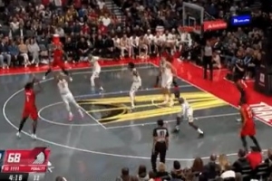 外線開(kāi)炮！朱-霍勒迪撤步三分洞穿籃心 幫助開(kāi)拓者繼續(xù)追趕