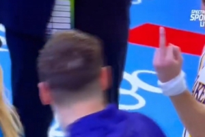 這氛圍真不錯(cuò)！里夫斯和東契奇賽后互豎中指 美女主持一臉懵逼