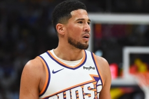 狀態(tài)出色！布克上半場(chǎng)12中6得17分6板4助 三分5中3