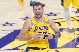 東契奇連續(xù)三場砍下40+！解說：看來確實得減肥啊