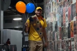 有點(diǎn)可愛！克林根打扮成《飛屋環(huán)游記》 中的羅素并牽著狗入場(chǎng)！