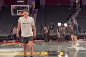 開拓者官推曬楊瀚森和約老師同場(chǎng)熱身視頻：訓(xùn)練直到偶像成為對(duì)手