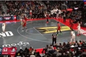 不得不出手！約基奇弧頂空位超遠三分 迎著克林根扔進！