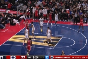 錫安人都快出場(chǎng)了！小卡接球晃過(guò)錫安輕松命中大空位三分