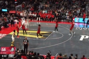 差了一點(diǎn)點(diǎn)！戈登反擊接球 騰空暴起頂翻防守隔扣沒(méi)成功