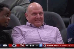 老板很滿意！小瓊斯起飛滑翔雙手暴扣 鮑爾默場(chǎng)邊露出笑容