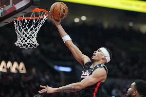 防守靠譜！卡馬拉12中5拿到14分2板3助2斷2帽 末節(jié)送關(guān)鍵大帽