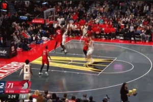 擋不??！小哈達(dá)威一條龍突破重重阻礙 打板上籃命中