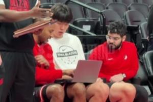 ??小吧在NBA杯現(xiàn)場(chǎng)捕捉到楊瀚森 他與助教交流已經(jīng)不需要翻譯啦